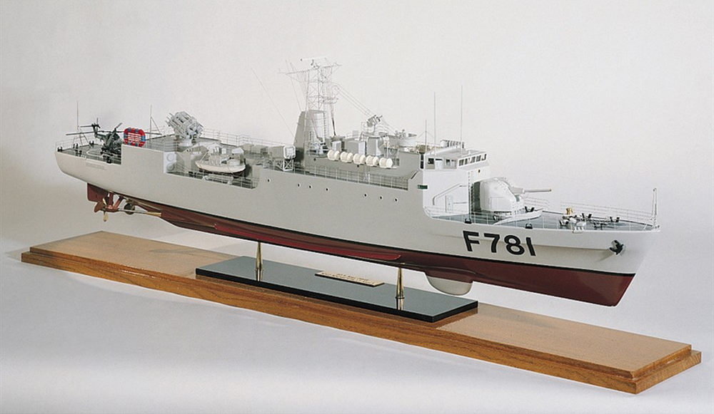 Cadeau diplomatique offert par le Groupe Industriel Barbarusa (GIB), par l’entremise d’Anna, au gouvernement de Walreich